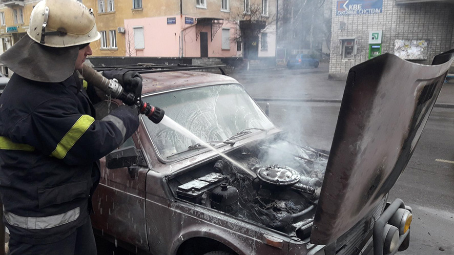 В Кременчуге спасатели ликвидировали пожар в автомобиле