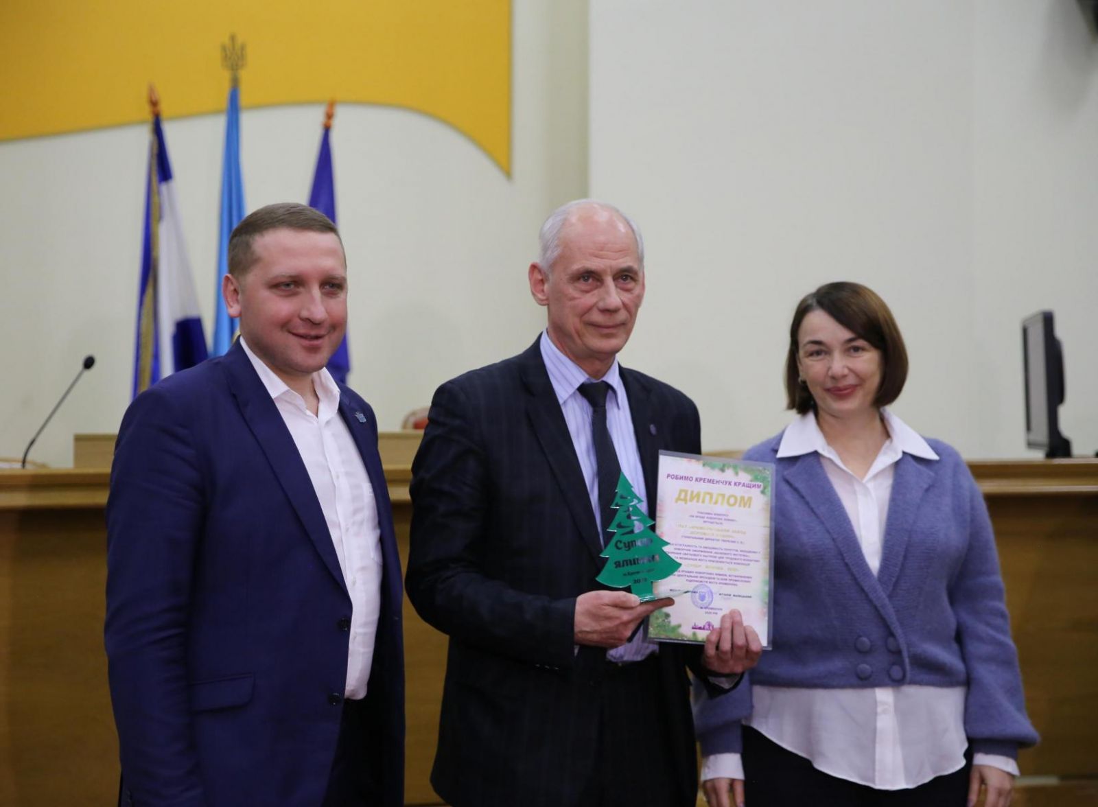 Виталий Малецкий наградил победителей конкурса на лучшую новогоднюю елку