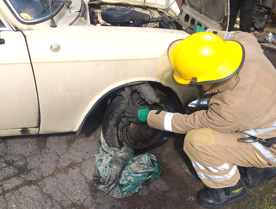 Во время тушения пожара в автомобиле спасли владельца