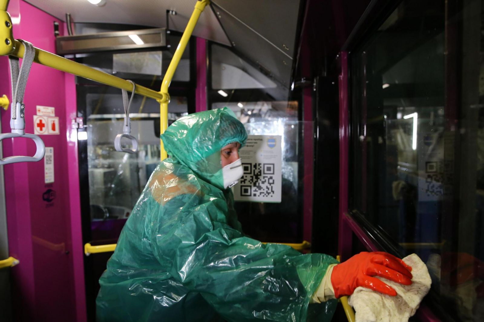 КП «Кременчугское троллейбусное управление» несколько раз в день проводит влажную уборку и дезинфекцию салонов троллейбусов