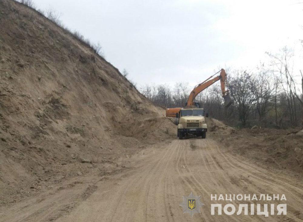 Полиция проверяет законность перевозки песка и грунта в Кременчугском районе