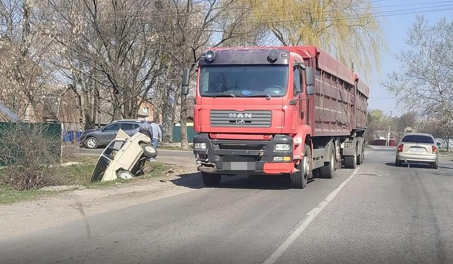 В Полтаве столкнулись грузовик и легковушка