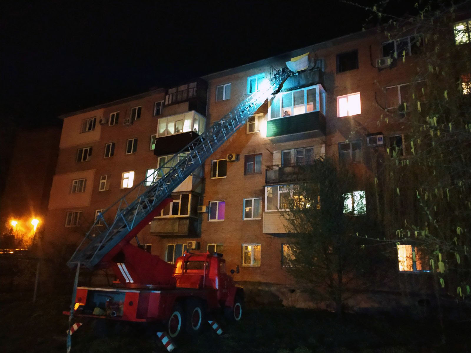 Во время ликвидации пожара в Полтаве пожарные спасли мужчину