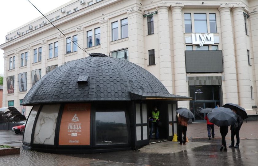 В центре Полтавы демонтировали незаконно установленный торговый павильон