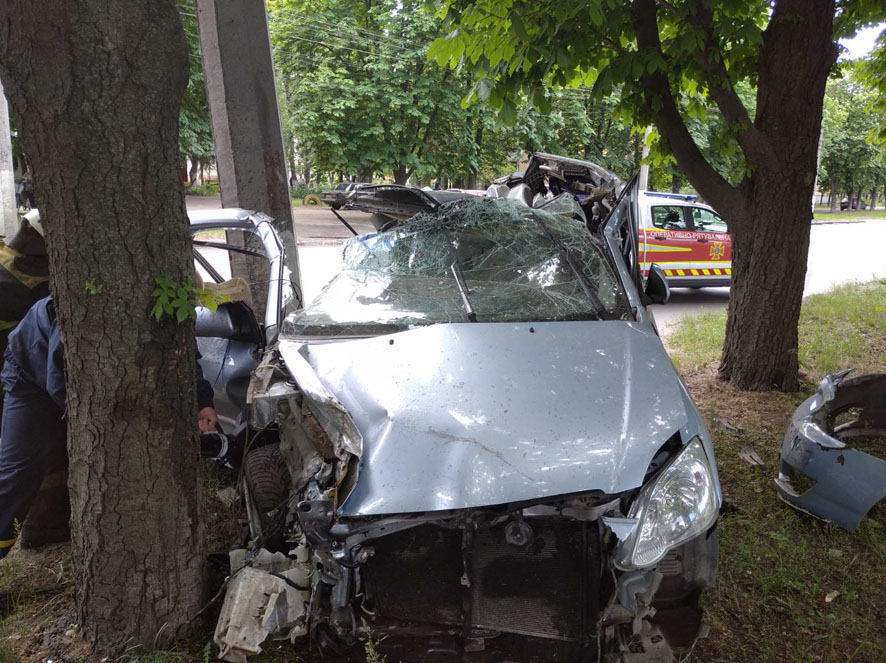 В результате столкновения автомобиля с железобетонной опорой в Кременчуге погибли два человека