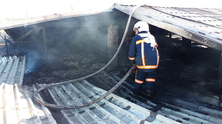 Спасатели ликвидировали пожар на территории животноводческой фермы