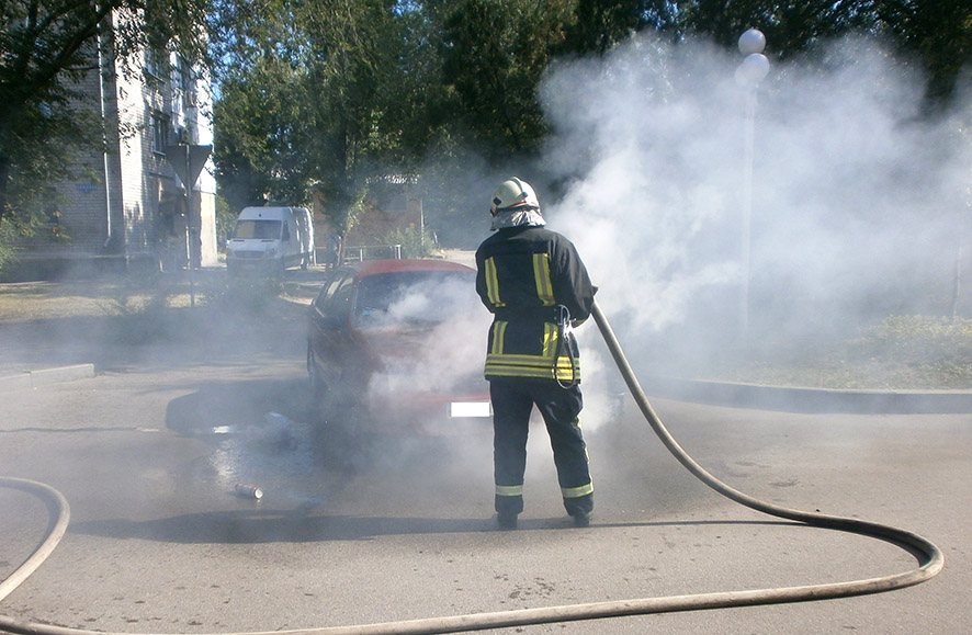 Горишни Плавни: спасатели ликвидировали пожар в автомобиле