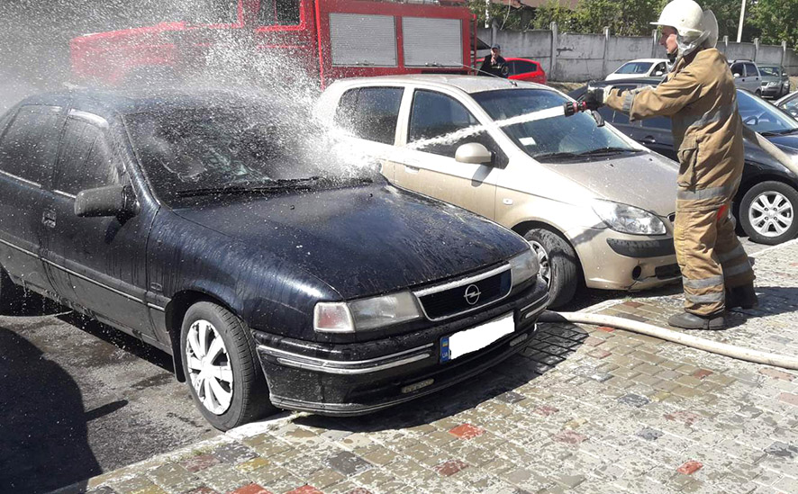 Кременчуг: спасатели ликвидировали пожар в легковом автомобиле