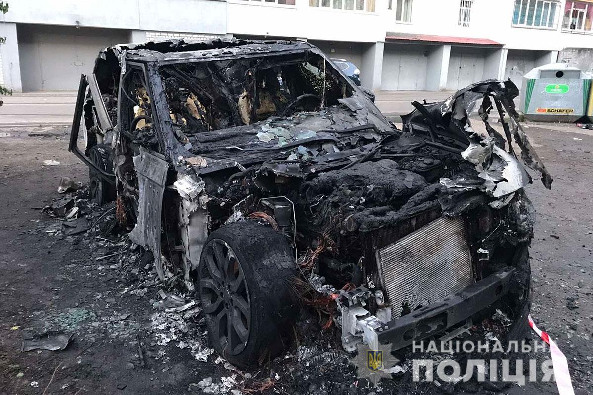 Полиция устанавливает обстоятельства возгорания внедорожника в Кременчуге