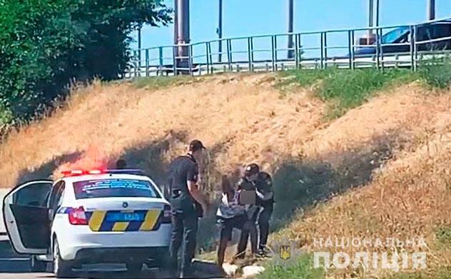 В Полтаве мужчина угнал автомобиль с детьми