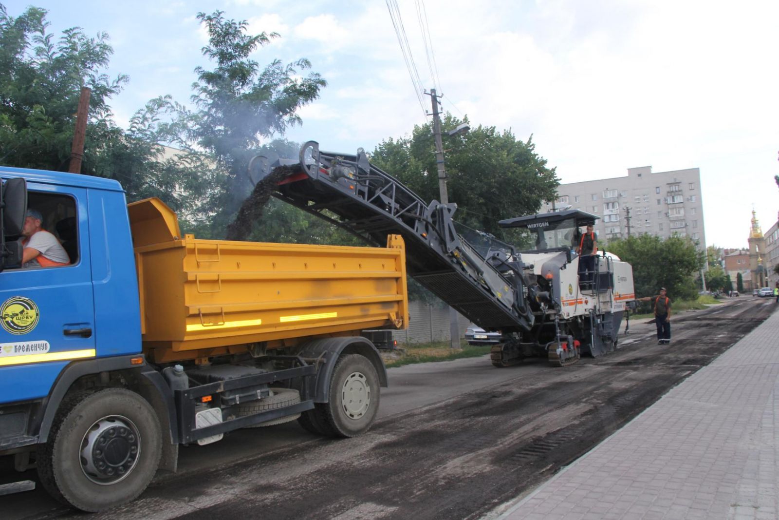 Кременчугские коммунальщики ремонтируют дорогу, ведущую к Свято-Николаевскому Собору