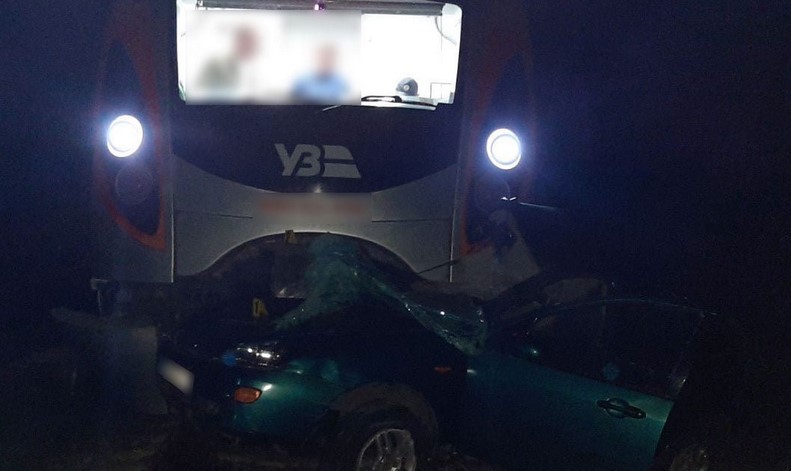 На Полтавщине легковушка столкнулась с поездом: погиб водитель