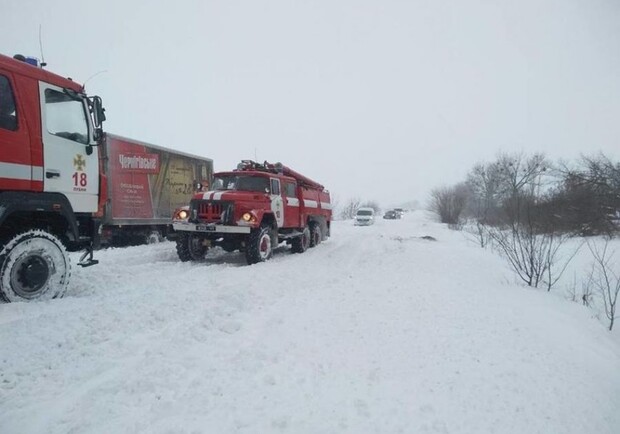 Из-за снегопада на Полтавщине застряли десятки машин