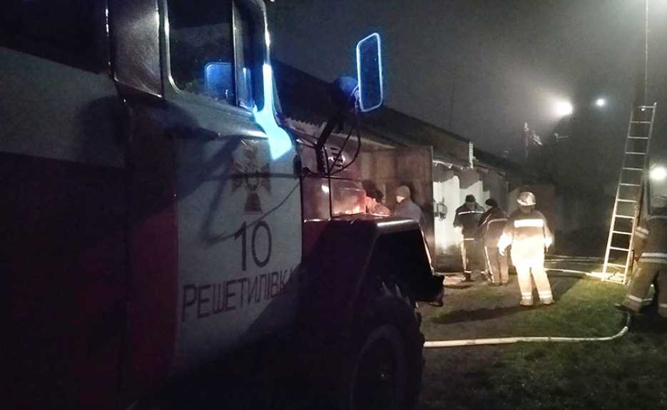 В Решетиловском районе 7 часов тушили пожар на зерноскладе