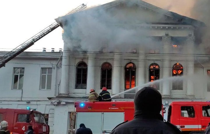 Полиция Полтавы открыла уголовное производство по факту пожара в историческом здании в центре города