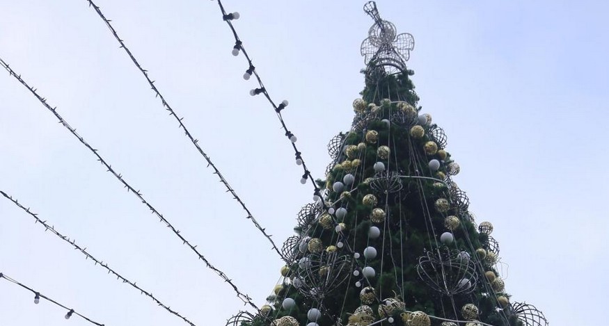 На площади Победы Кременчуга завершаются работы по украшению Новогоднего городка