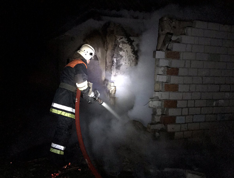 Во время тушения пожара в доме спасатели обнаружили тело хозяина