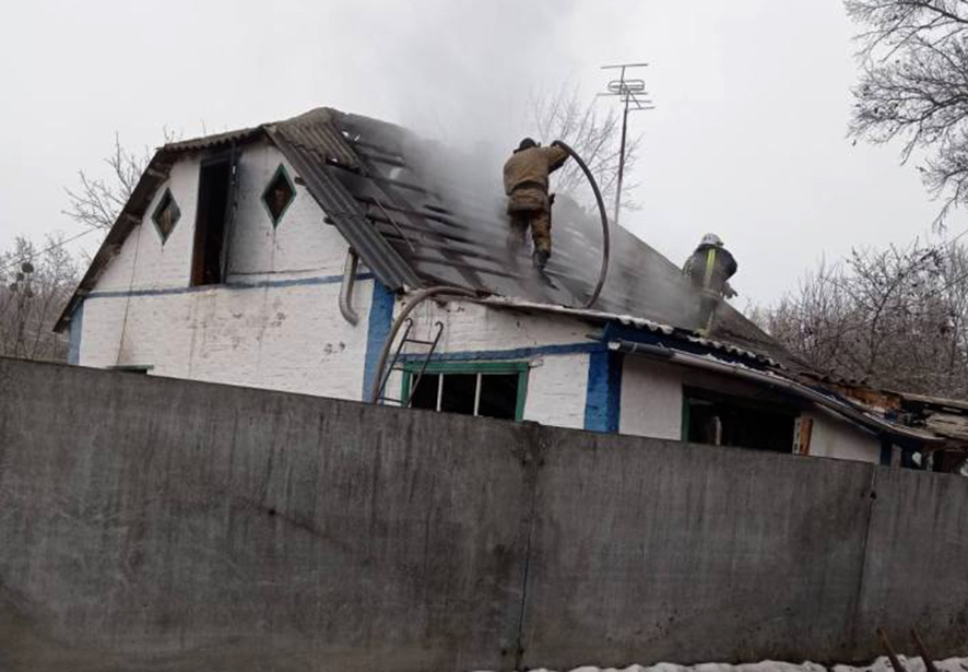 Во время тушения пожара в доме спасатели обнаружили тело хозяйки