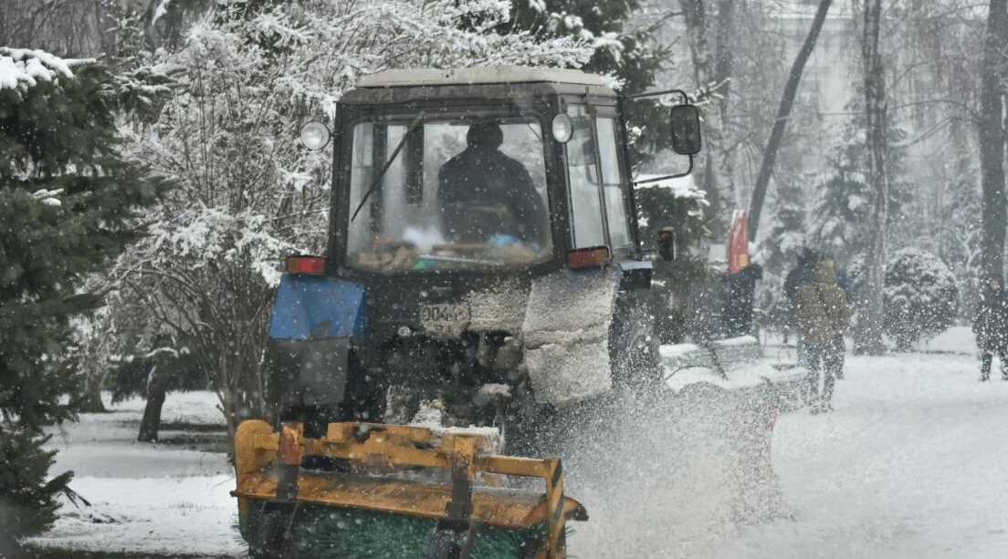 Коммунальные службы чистят дороги Полтавы от снега