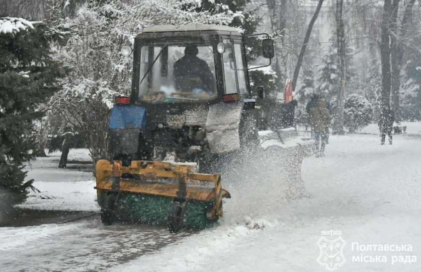 В Полтаве коммунальные службы расчищают город от снега
