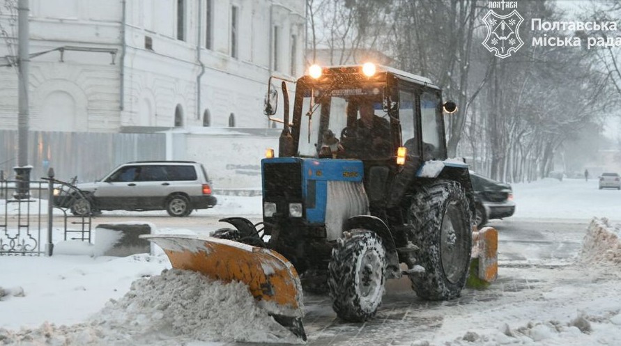 В борьбе со снегом в Полтаве работает 43 единицы техники