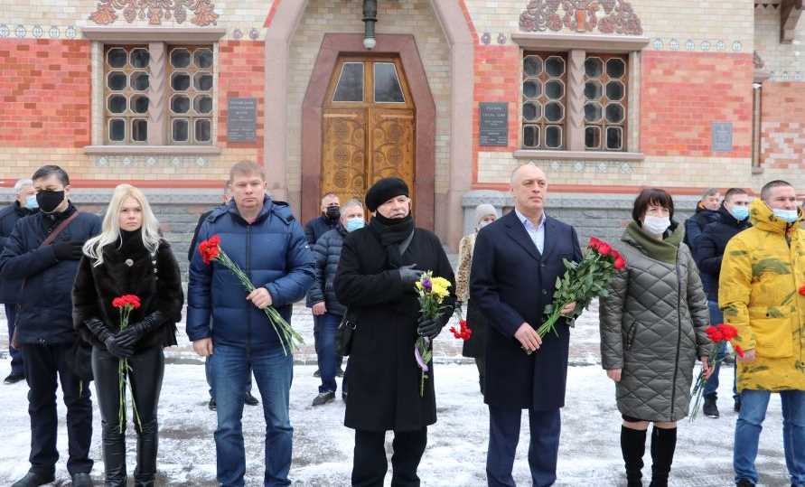 В Полтаве возложили цветы к монументу Шевченко