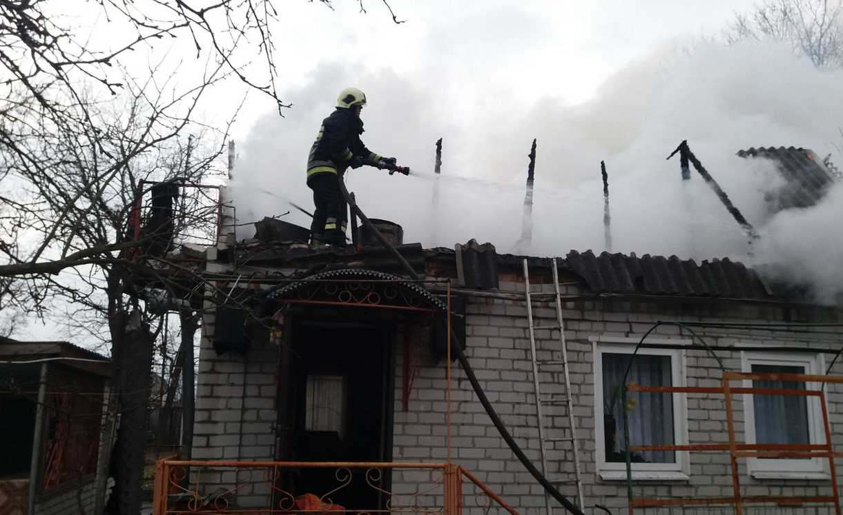 В Кременчугском районе пожарные спасли от уничтожения огнем дачный дом и гараж