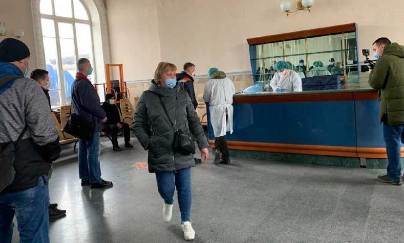 Пассажиров второго поезда «Рахов-Харьков», который прибыл в Полтаву, протестировали на COVID-19