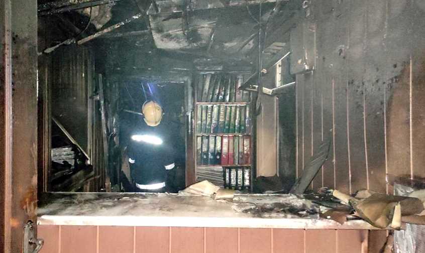 В Миргороде спасатели более трех часов тушили пожар в офисе