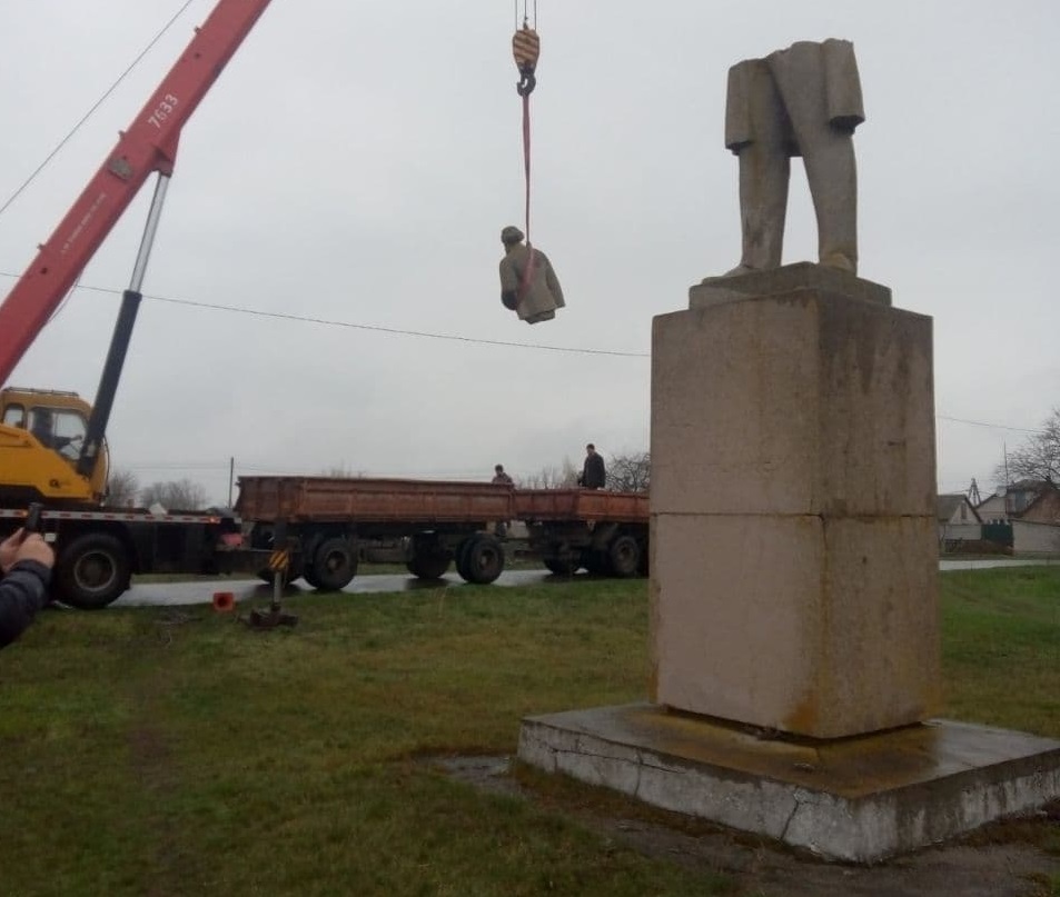 В Полтавской области снесли памятник (фото)