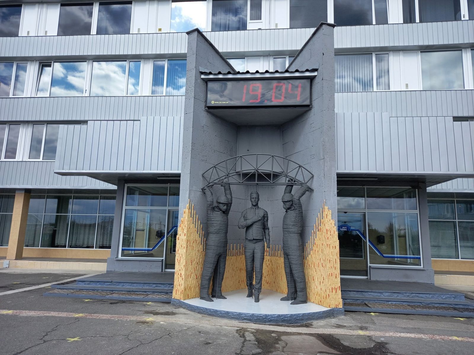 На территории Чернобыльской АЭС установили скульптуру полтавчанину