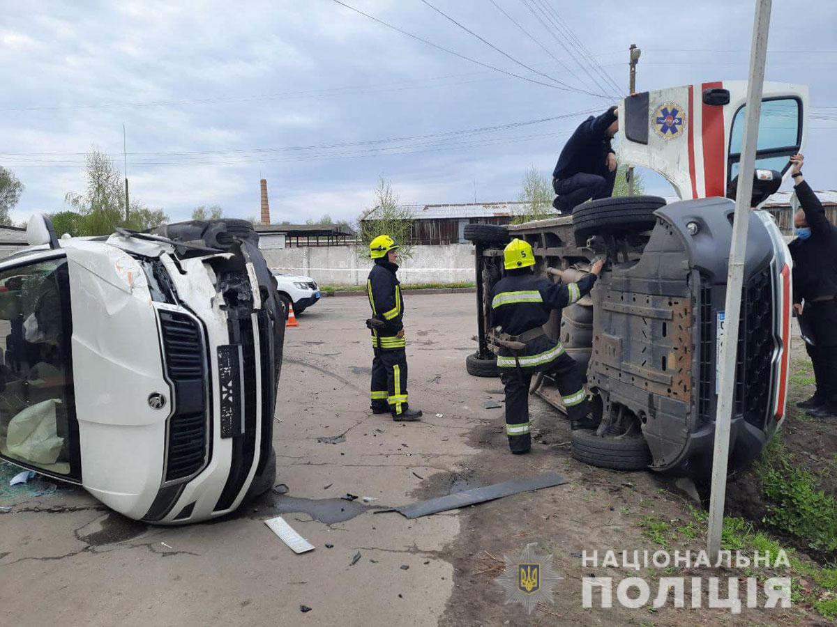 В Миргороде - авария со скорой: две машины перевернулись