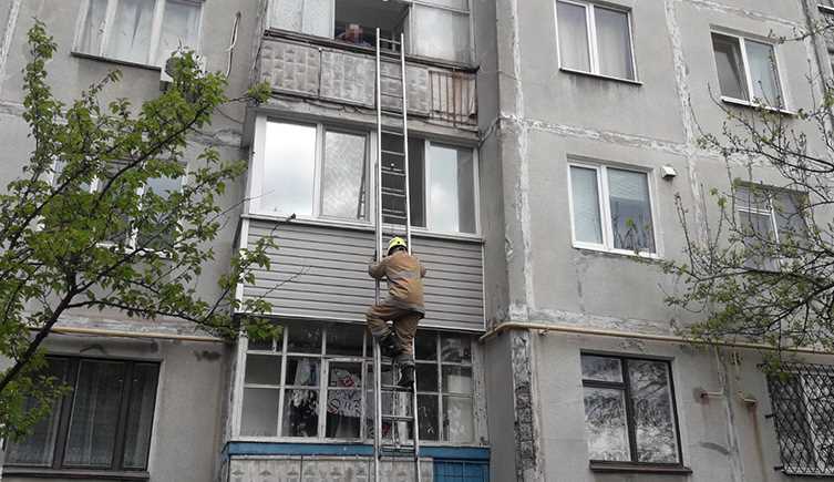 В Кременчуге пенсионерка застряла на балконе