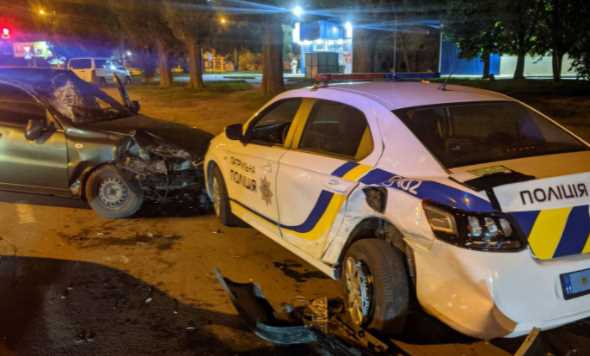 В Полтаве пьяный водитель наехал на патрульный автомобиль - двое полицейских травмированы
