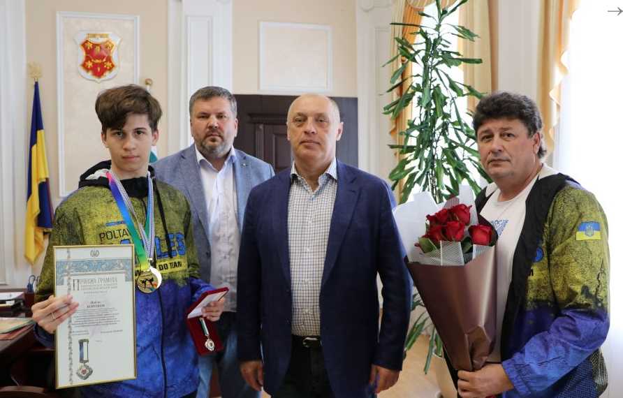 В Полтаве наградили шестикратного чемпиона Украины по восточным единоборствам
