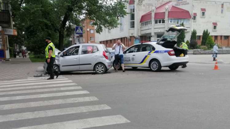 В центре Полтавы столкнулись два легковых автомобиля