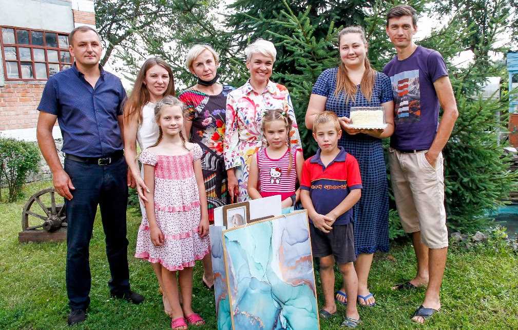 Екатерина Рыжеченко посетила патронатные семьи и поздравила их с Днем семьи
