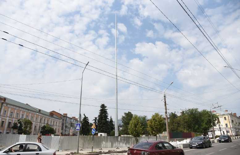 На месте крупнейшего флага Украины в Полтаве установили флагшток