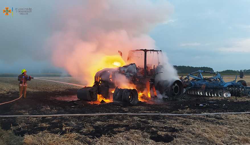 В Полтавском районе пожарные ликвидировали пожар в тракторе
