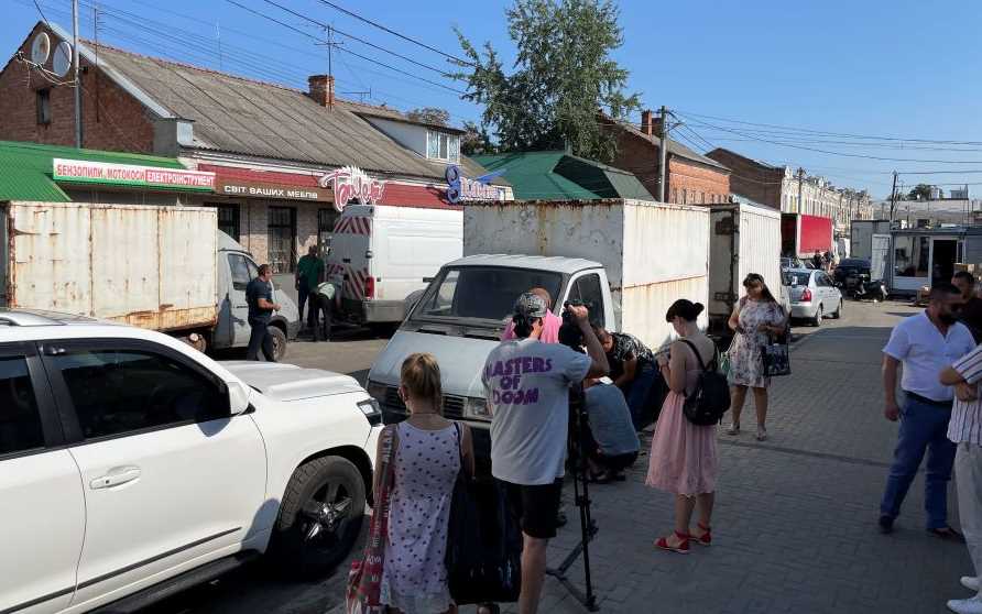 С улицы Новобазарная убрали четыре грузовика, из которых велась незаконная торговля