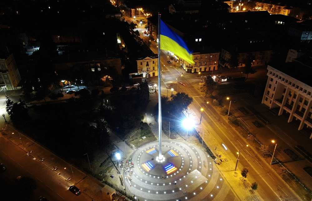 В Полтаве успешно испытали тестовое поднятие крупнейшего государственного флага в области