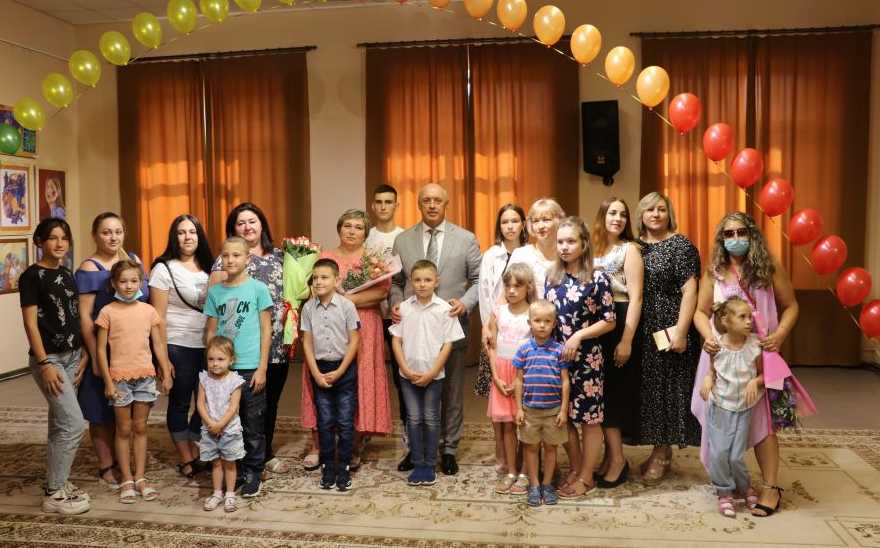 В Полтаве торжественно наградили матерей из многодетных семей и присвоили почетное звание Украины «Мать – героиня»