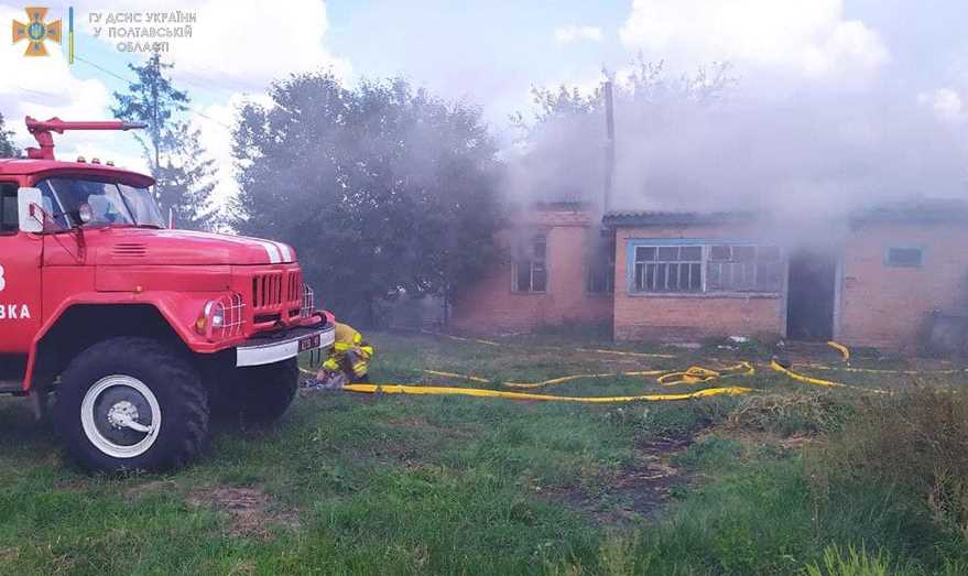В Полтавском районе пожарные спасли от уничтожения огнем жилой дом