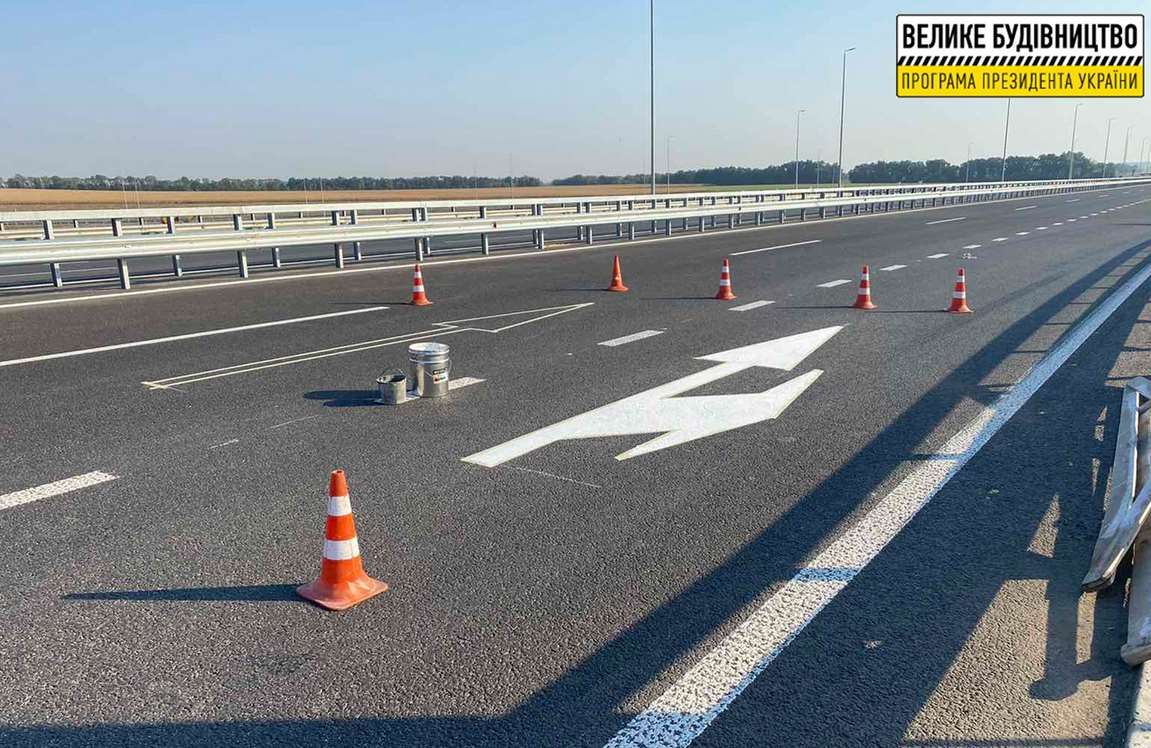 Продолжается нанесение разметки на пересечении автодорог М-22 Полтава – Александрия и Н-31 Днепр – Решетиловка