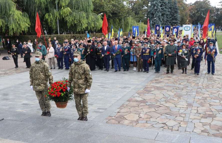 В Полтаве возложили цветы к Вечному огню на Мемориале Солдатской Славы по случаю 78-й годовщины изгнания нацистов и Дня города