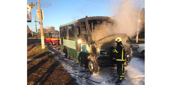 В Кременчуге спасатели ликвидировали пожар в микроавтобусе