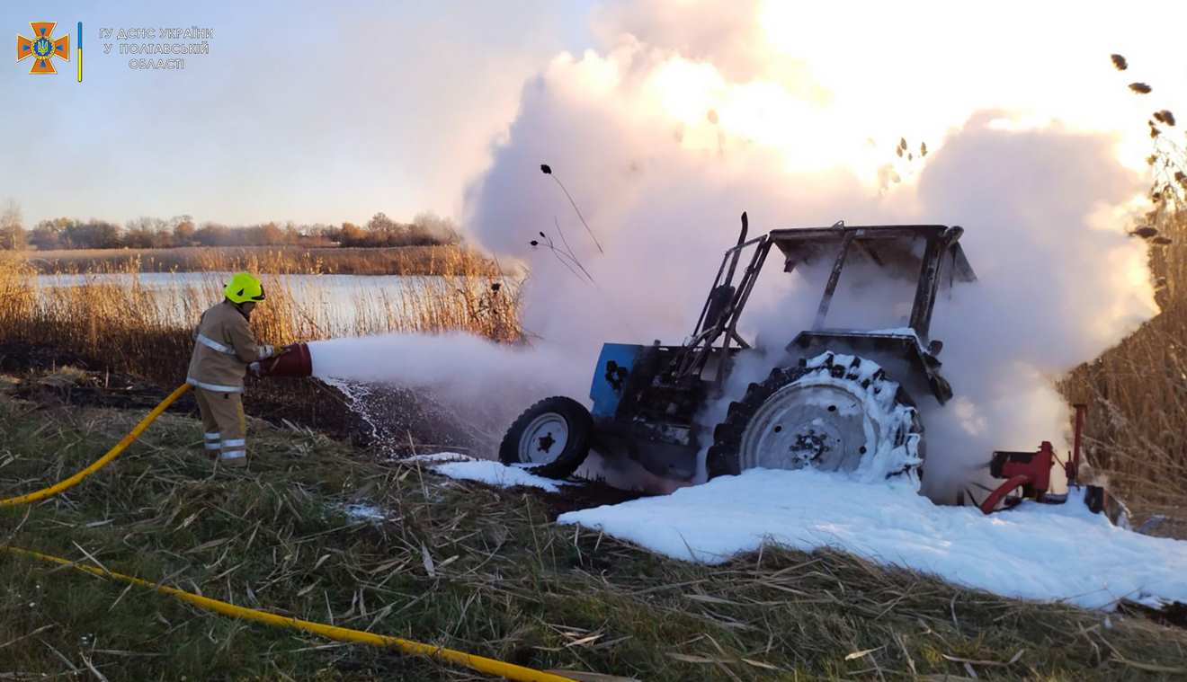В Полтавском районе пожарные ликвидировали пожар в тракторе