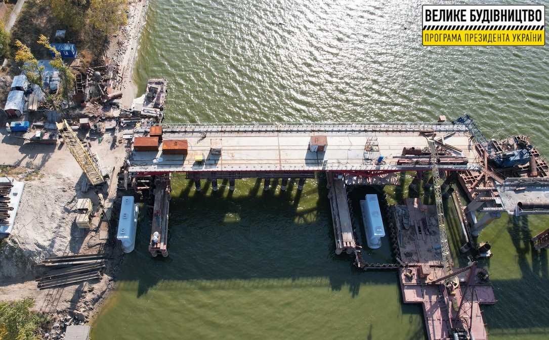 Завершено строительство трех новых опор на мосту через р. Сула