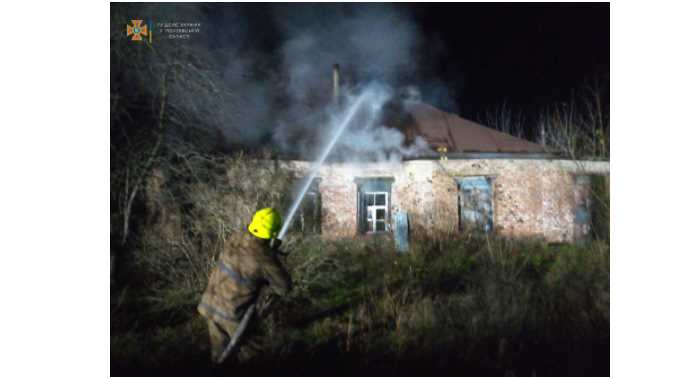 В Кременчуге спасатели ликвидировали пожар в доме
