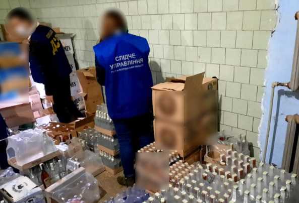 Полиция Полтавщины разоблачила сеть сбыта некачественного алкоголя: изъято около двух тысяч литров фальсификата